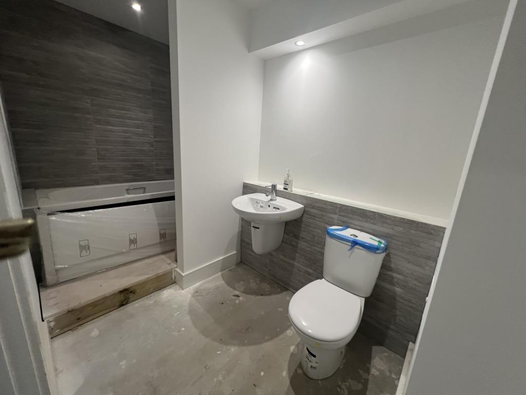 Lot: 125 - LEASEHOLD COMMERCIAL UNIT - 